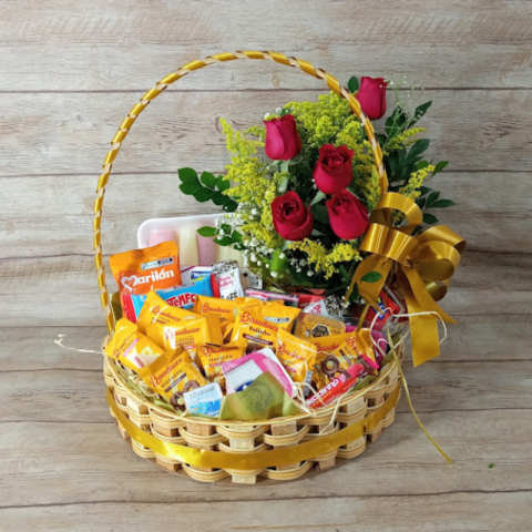 Cesta de Café Tradicional com 40 itens + Arranjo de Rosas